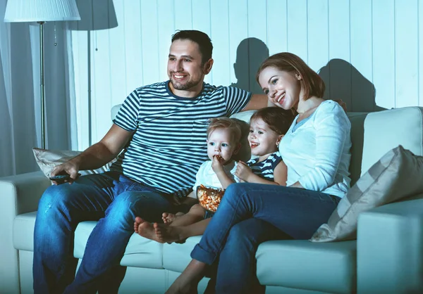 Familie televisie kijken thuis op Bank — Stockfoto