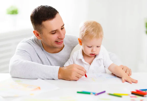 Vater und kleiner Sohn malen zusammen — Stockfoto