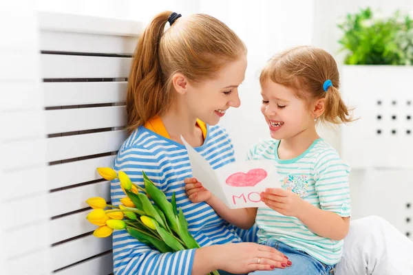 Pasgeboren baby in zijn vaders handen in donker — Stockfoto