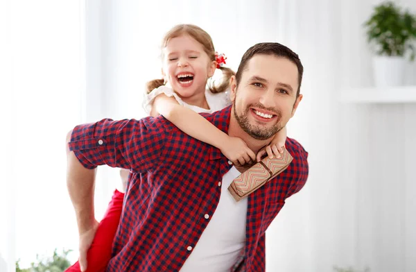 Fars dag. Lycklig familj dotter kramar pappa och skrattar — Stockfoto