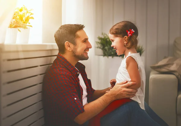 Alla festa del papà. felice famiglia figlia abbracciare papà e ride — Foto Stock