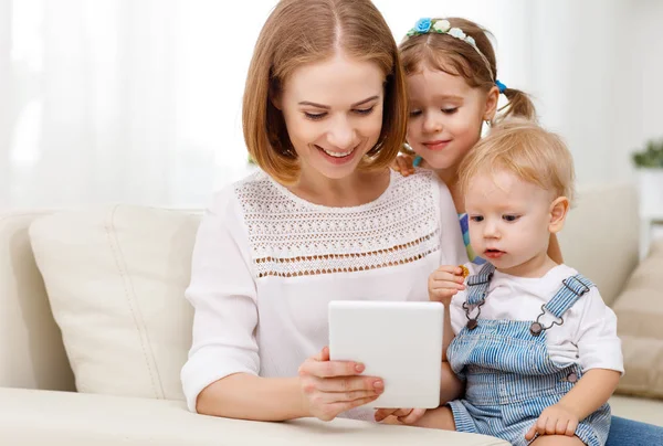 Matka i dzieci w domu na komputerze typu tablet — Zdjęcie stockowe