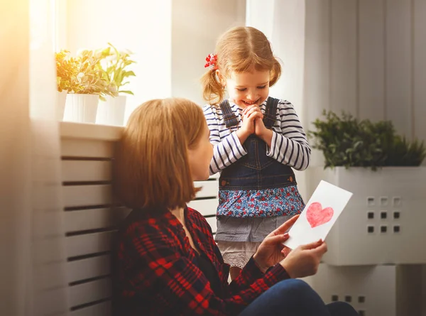 Feliz dia da mãe! Filha dá a sua mãe um cartão postal — Fotografia de Stock