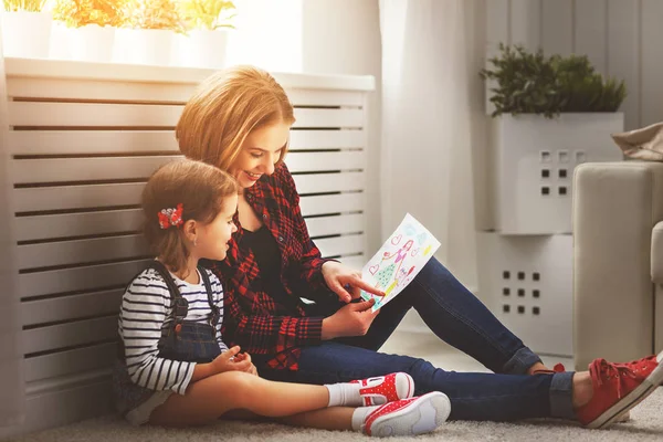 Glad mors dag! Dotter ger mamman ett vykort — Stockfoto