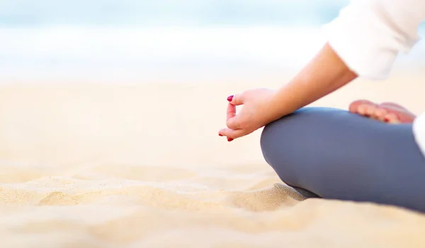 Mano di donna pratica yoga e medita sul becco — Foto Stock