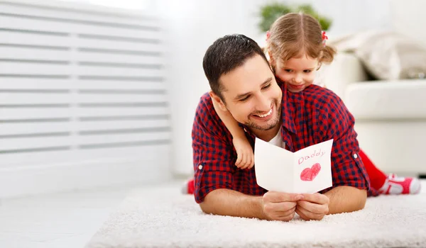 Dia do pai. feliz família filha dando pai cartão de saudação — Fotografia de Stock