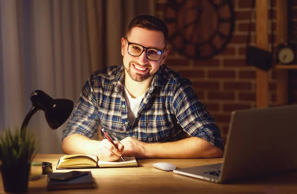 Uomo che lavora al computer a casa di notte al buio — Foto Stock