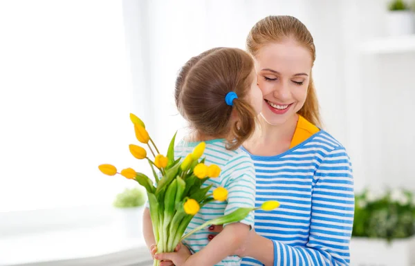 Boldog anyák napja! Gyermek lánya moms gratulál, és ad — Stock Fotó