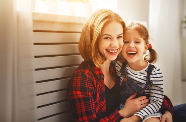Lyckliga familjen mor och barn dotter skratta play — Stockfoto