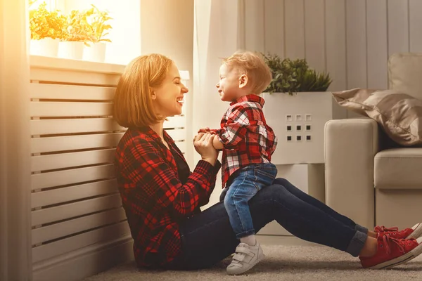 Feliz familia madre e hijo bebé abrazando, jugando y riendo —  Fotos de Stock