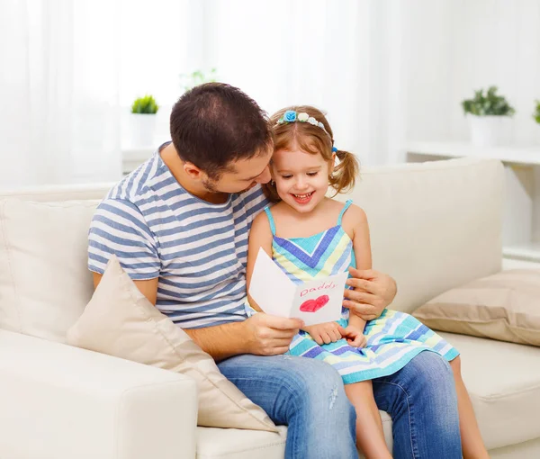 Fars dag. Lycklig familj dotter ger pappa gratulationskort — Stockfoto