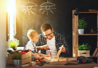 Baba ve oğul Ahşap doğrama atölyesinde oyulmuş