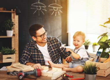 Baba ve oğul Ahşap doğrama atölyesinde oyulmuş
