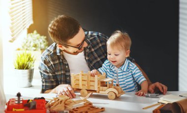 Baba ve oğul toddler toplayın zanaat bir arabadan ahşap ve oyun