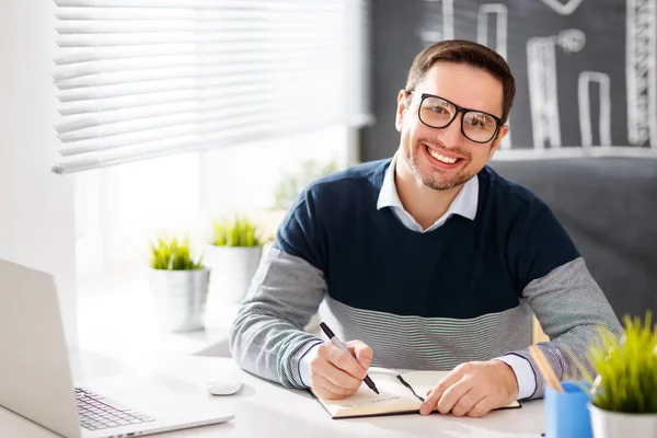 Lycklig man affärsman, frilansare, student arbetar vid dator en — Stockfoto