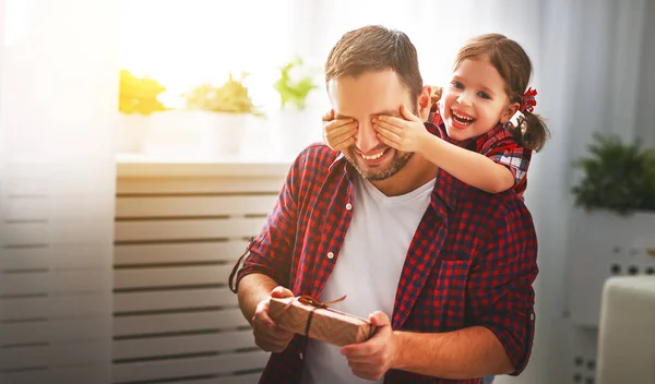 Alla festa del papà. felice famiglia figlia abbracciare papà e ride — Foto Stock