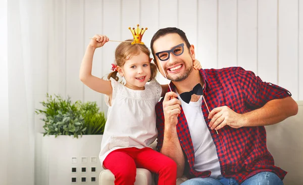 Father's day. Happy family daughter in crown hugging dad and lau — Stock Photo, Image