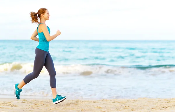 Donna va in per sport jogging sulla spiaggia — Foto Stock