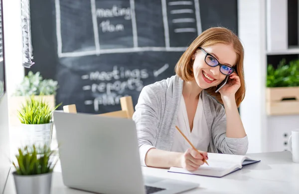 Mujer de negocios feliz con computadora y teléfono móvil Feliz —  Fotos de Stock