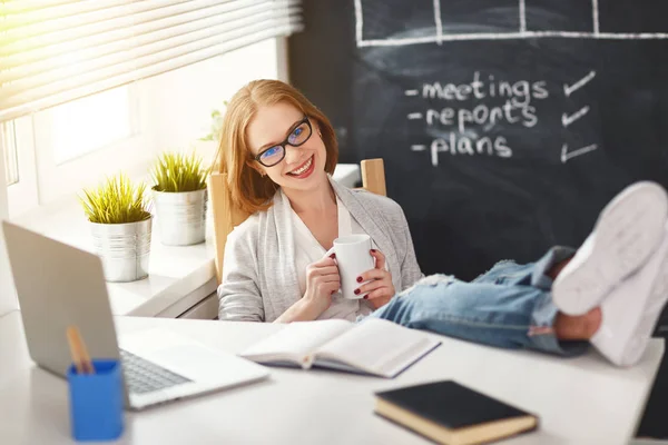 Femme d'affaires heureuse avec ordinateur se détendre et se reposer — Photo