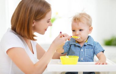 Anne bebek kaşık gelen beslemeleri.