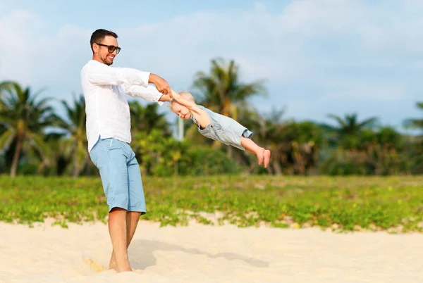 Feliz Familia Padre Convierte Bebé Hijo Playa —  Fotos de Stock