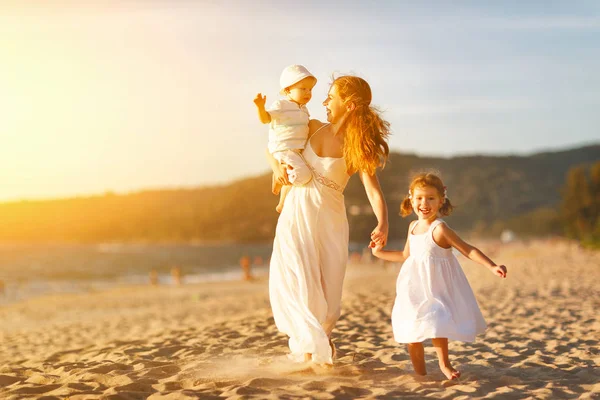 Happy Family Mother Children Beach Sea Summe — Stock Photo, Image