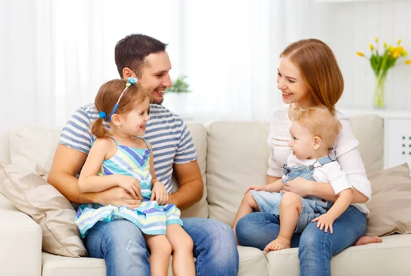 Gelukkige familie lachen en knuffelen thuis op Bank — Stockfoto