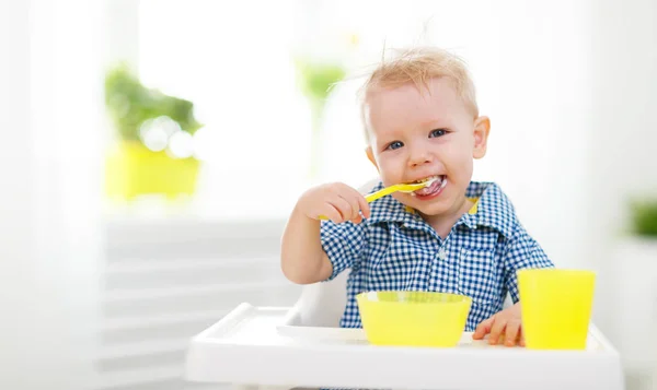 Счастливого ребенка, поедающего его — стоковое фото