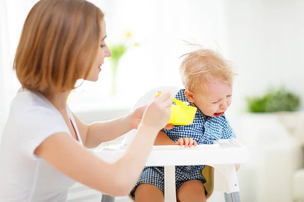 Mother feeds the cry baby son — Stock Photo, Image