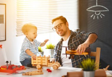 Baba ve oğul toddler toplayın zanaat bir arabadan ahşap ve oyun