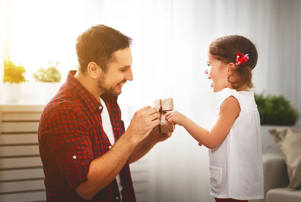 Dia Pai Feliz Família Filha Abraçando Pai Holida — Fotografia de Stock