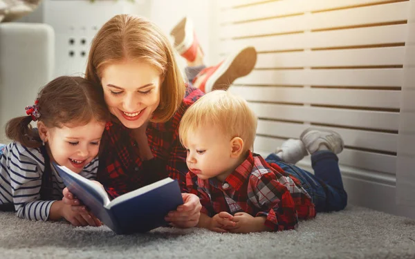 Matka se čte knihy dětem — Stock fotografie