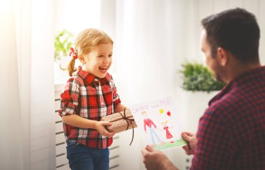 Babalar günü. Mutlu aile kızı baba tebrik kartı holida vererek.