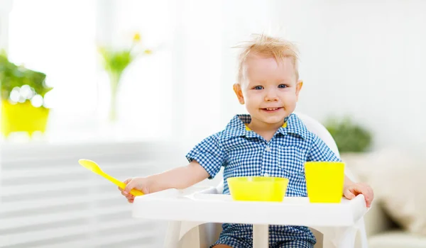 Happy baby äter himsel — Stockfoto