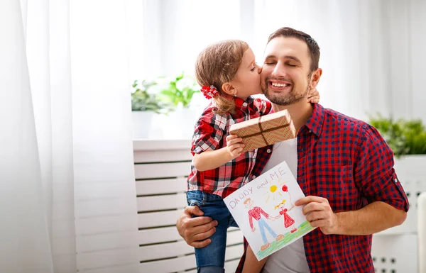 Día Del Padre Feliz Familia Hija Dando Papá Una Tarjeta — Foto de Stock