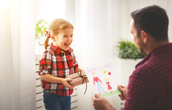 Vatertag Glückliche Familie Tochter Gibt Papa Eine Grußkarte Auf Urlaub — Stockfoto