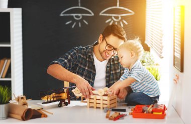 Baba ve oğul toddler toplayın zanaat bir arabadan ahşap ve oyun