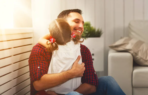 Vatertag Glückliche Familientochter Umarmt Papa Und Lacht Urlaub — Stockfoto