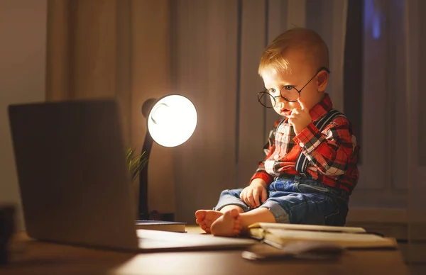 Концепция мальчика, работающего на компьютере — стоковое фото