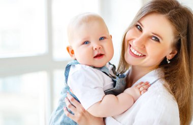Mutlu gülen anne ve bebek
