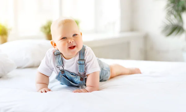 Bébé tout-petit heureux au lit — Photo