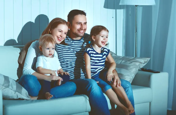 Familie schaut zu Hause auf dem Sofa fern — Stockfoto