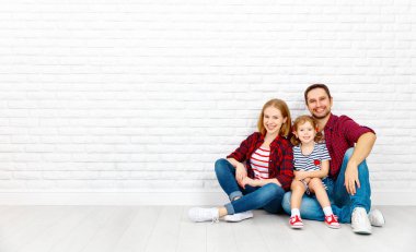 Balonlar ile mutlu bir aile. Anne, baba, kızını beyaz b
