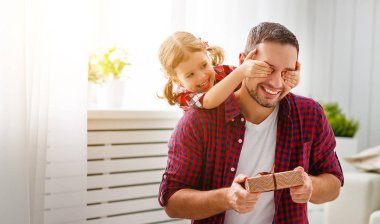 Babalar günü. Mutlu aile kızı baba ve gülüyor sarılma