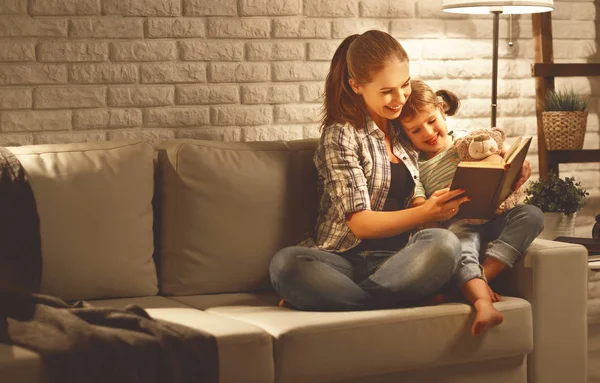 Familie vor dem Schlafengehen Mutter liest ihrem Kind Tochter vor — Stockfoto