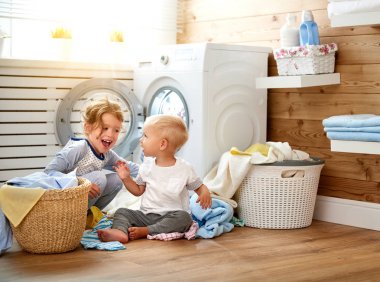 Mutlu çocuk erkek ve kız makine yıkama Çamaşırhane yük