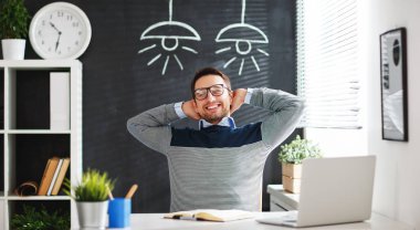 Mutlu bir adam işadamı, serbest meslek, bilgisayarda çalışan öğrenci bir