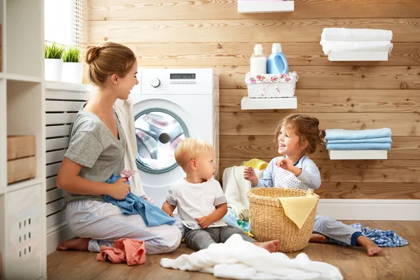 Szczęśliwa Rodzina Matka gospodyni i dzieci w pralni obciążenia w — Zdjęcie stockowe