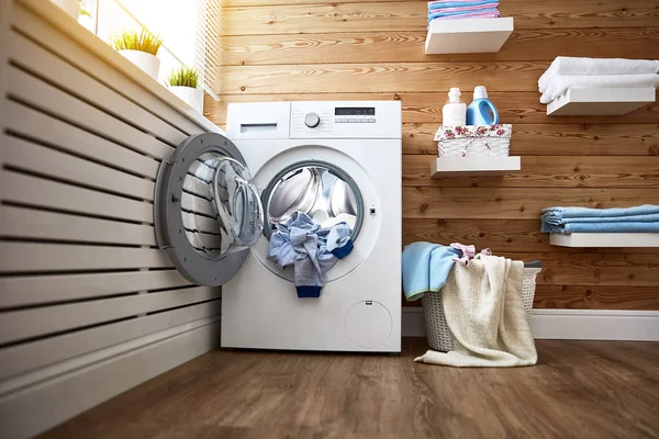 Interior da lavandaria real com máquina de lavar roupa na janela em — Fotografia de Stock